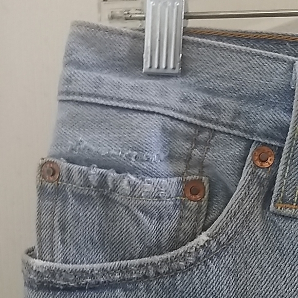 FINAL MARKDOWN LEVI’S 501 distressed denim shorts 28 waistline - Picture 5 of 15